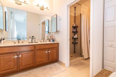 686 NE 191st Ter, Miami FL - photo 16 of 32