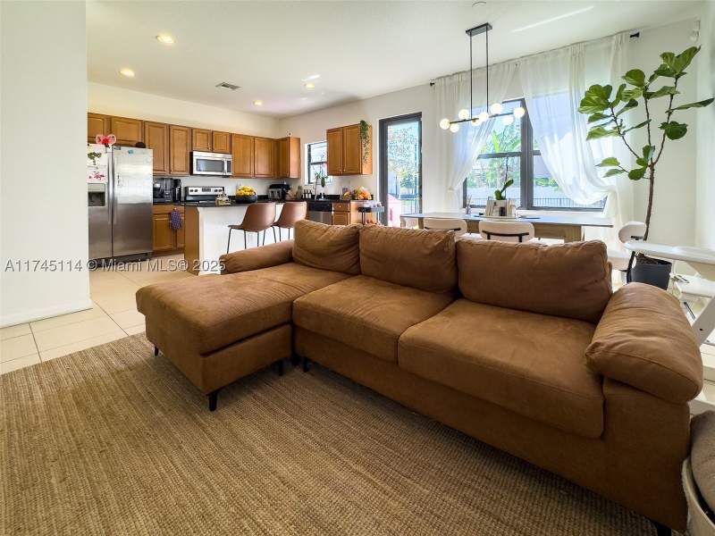 3 bedroom SingleFamilyResidence at 686 NE 191st Ter, Champion Lakes, Miami — photo 2