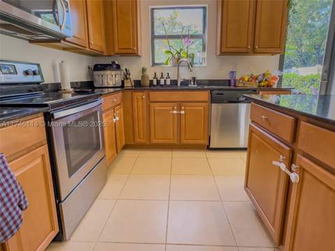 686 NE 191st Ter, Miami FL - photo 6 of 32