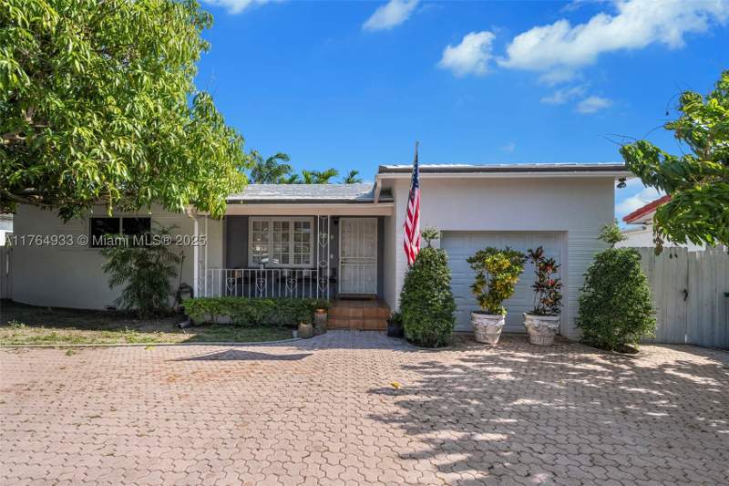 4 bedroom SingleFamilyResidence at 5810 SW 22nd St, Dual Condo No 1, Miami — photo 2