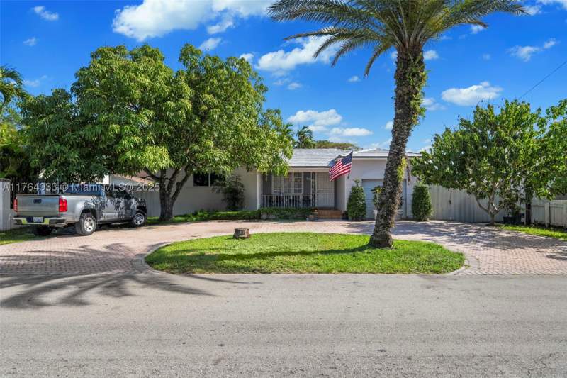 4 bedroom SingleFamilyResidence at 5810 SW 22nd St, Dual Condo No 1, Miami — photo 3