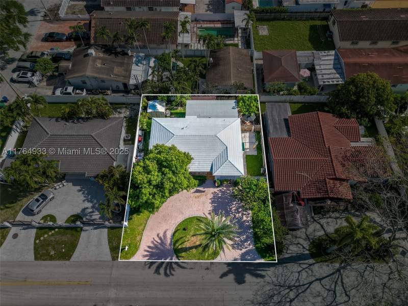 4 bedroom SingleFamilyResidence at 5810 SW 22nd St, Dual Condo No 1, Miami — photo 4