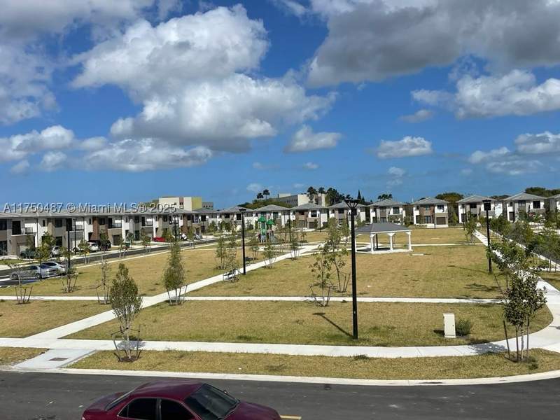 5 bedroom SingleFamilyResidence at 302 NW 11th Ct, Subdivision De Aurora, Florida City — photo 5