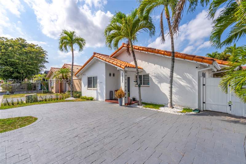 3 bedroom SingleFamilyResidence at 13351 SW 27th St, Lisboa Homes, Miami — photo 3