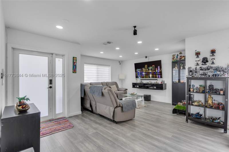 3 bedroom SingleFamilyResidence at 13351 SW 27th St, Lisboa Homes, Miami — photo 4