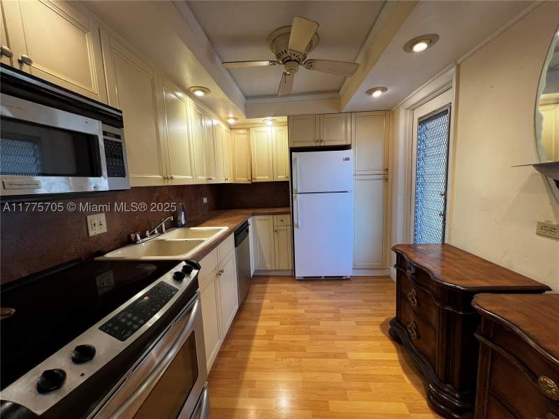 2 bedroom Condominium at 447 NE 195th St 309, Royal Oaks Condo, Miami — photo 3