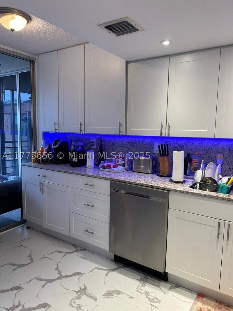 2 bedroom Condominium at 17890 W Dixie Highway 714, Greynolds Park Club Condo, North Miami Beach — photo 4