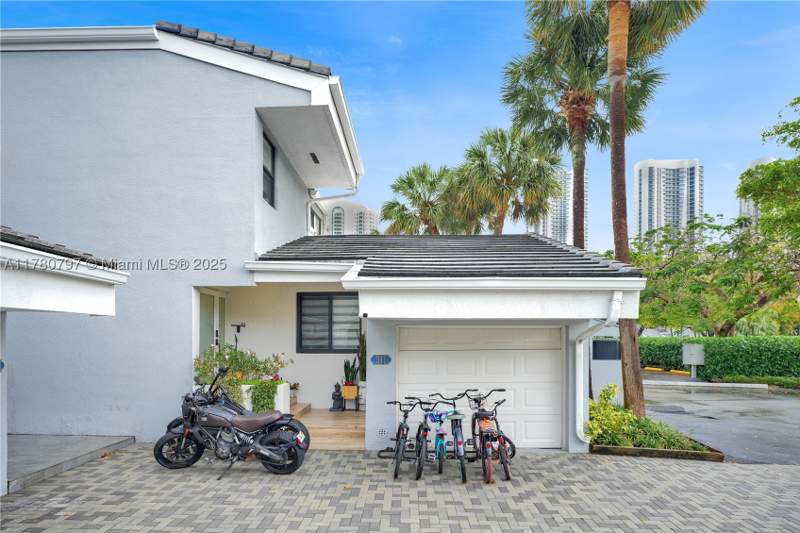 4 bedroom Townhouse at 311 Poinciana Dr 801, Poinciana Is Yt & Rcq Clu, Sunny Isles Beach — photo 4