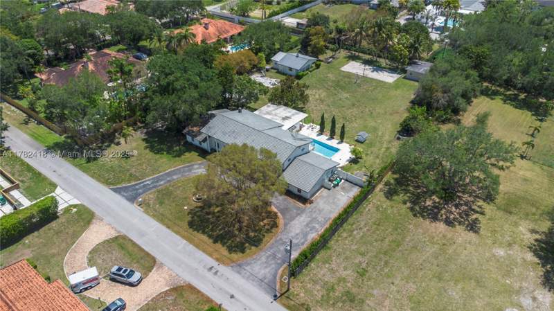 6 bedroom SingleFamilyResidence at 8350 SW 98 th St, kendall, Miami — photo 3