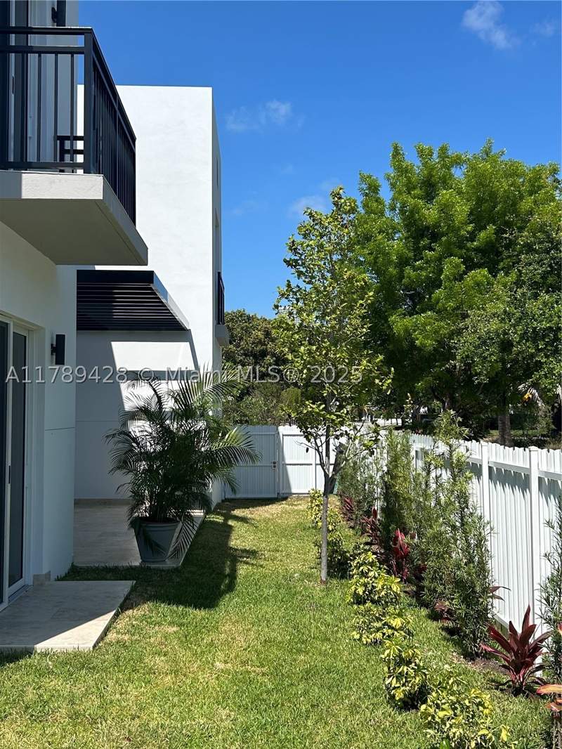 4 bedroom SingleFamilyResidence at 900 SW 24th Rd, Brickell Estates, Miami — photo 4