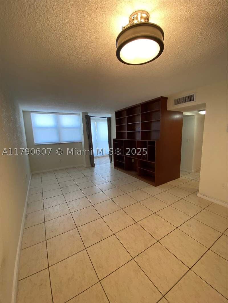 1 bedroom Condominium at 9411 SW 4th St 404, Versaille Gardens I Condo, Miami — photo 2