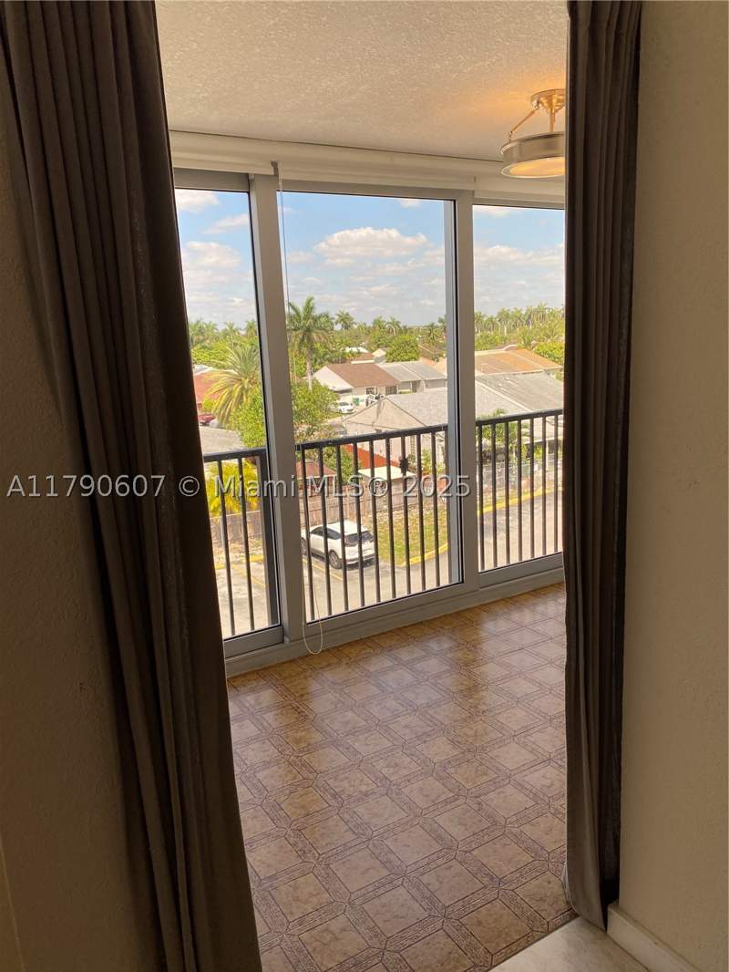1 bedroom Condominium at 9411 SW 4th St 404, Versaille Gardens I Condo, Miami — photo 4