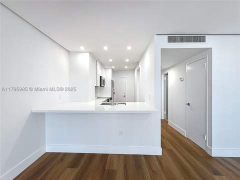 2899 Collins Ave 1218, Miami Beach FL - photo 13 of 44