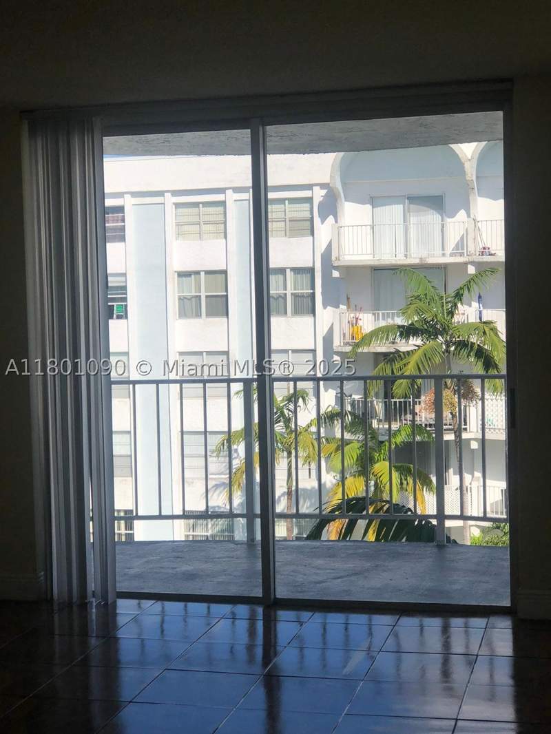 1 bedroom Condominium at 492 NW 165th St Rd C514, Montecarlo Condo, Miami — photo 3
