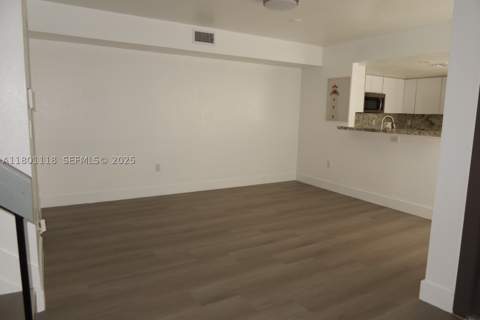 8098 NW 99th Ter, Hialeah Gardens FL - photo 10 of 37