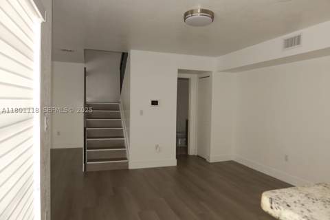8098 NW 99th Ter, Hialeah Gardens FL - photo 11 of 37