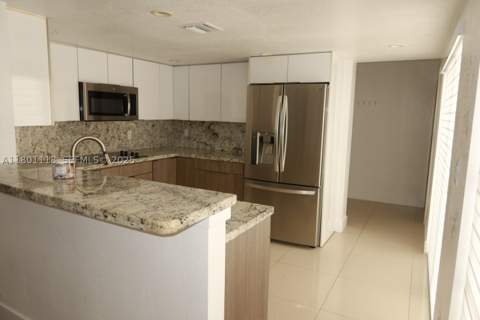 8098 NW 99th Ter, Hialeah Gardens FL - photo 16 of 37