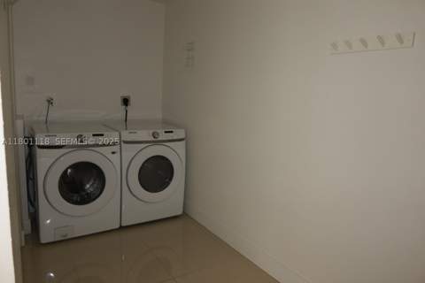 8098 NW 99th Ter, Hialeah Gardens FL - photo 17 of 37