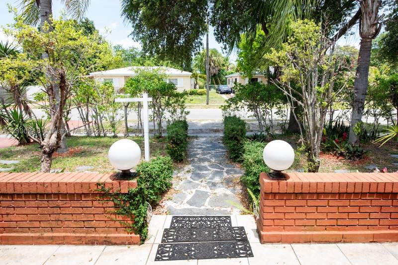 5 bedroom SingleFamilyResidence at 16910 NE 8th Ct, Panuleta Gardens, North Miami Beach — photo 3