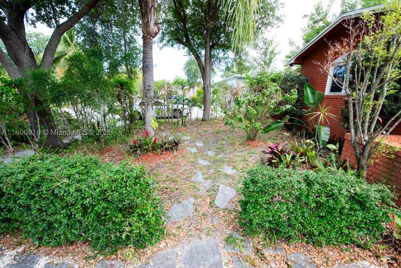 5 bedroom SingleFamilyResidence at 16910 NE 8th Ct, Panuleta Gardens, North Miami Beach — photo 4