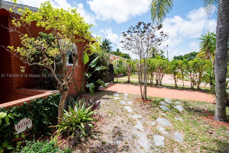 5 bedroom SingleFamilyResidence at 16910 NE 8th Ct, Panuleta Gardens, North Miami Beach — photo 5