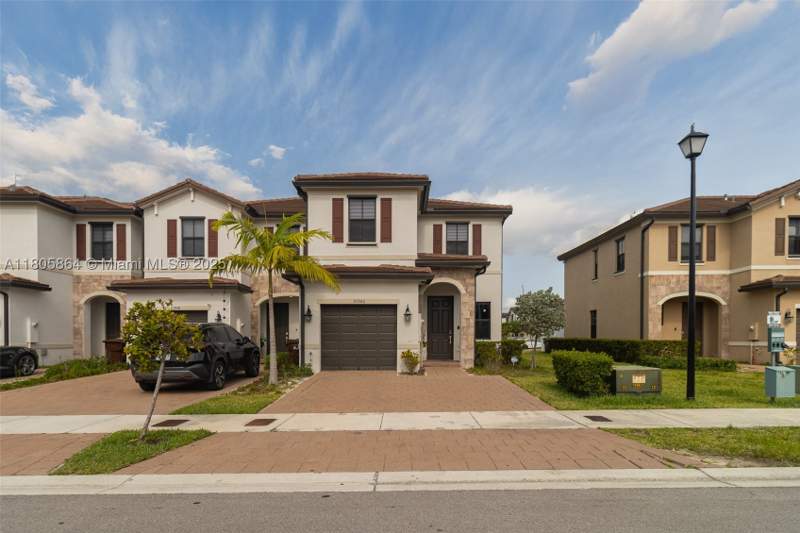 3 bedroom Townhouse at 10966 W 33rd Way, Aquabella North Replat, Hialeah — photo 3