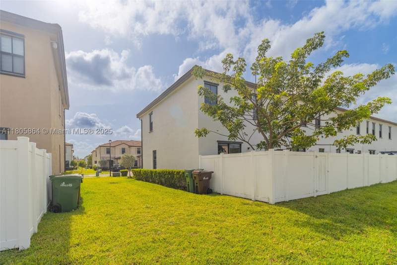 3 bedroom Townhouse at 10966 W 33rd Way, Aquabella North Replat, Hialeah — photo 4