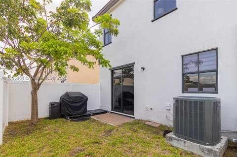 10966 W 33rd Way, Hialeah FL - photo 6 of 35