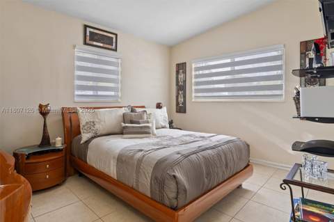 881 NW 177th Ter, Miami Gardens FL - photo 11 of 24
