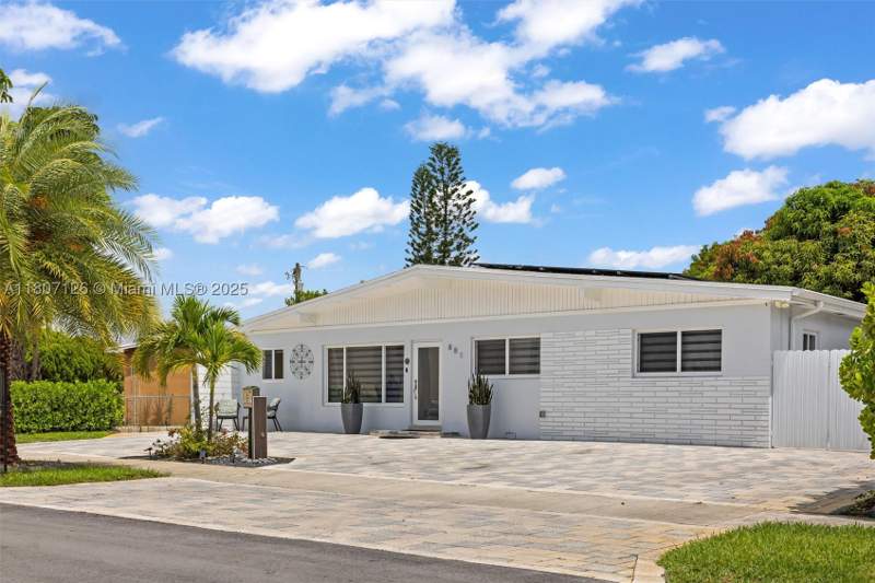 4 bedroom SingleFamilyResidence at 881 NW 177th Ter, Scott Lake Manor Sec 2, Miami Gardens — photo 2