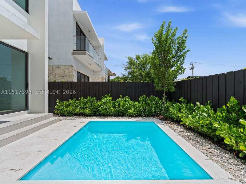 4 bedroom Townhouse at 2732 SW 31st Ave, Silver Bluff, Miami — photo 4