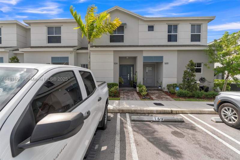 3 bedroom Townhouse at 504 NE 1st Dr, Florida City Park Rev, Florida City — photo 2
