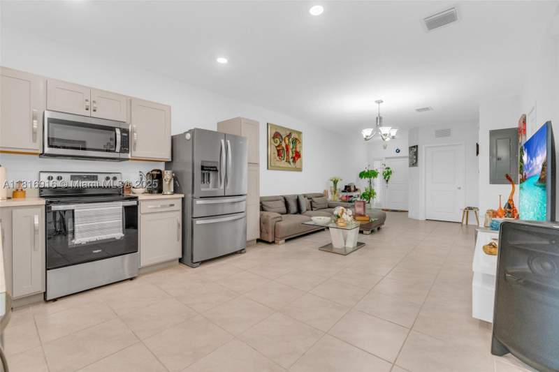 3 bedroom Townhouse at 504 NE 1st Dr, Florida City Park Rev, Florida City — photo 3