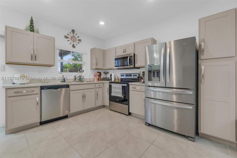 3 bedroom Townhouse at 504 NE 1st Dr, Florida City Park Rev, Florida City — photo 4