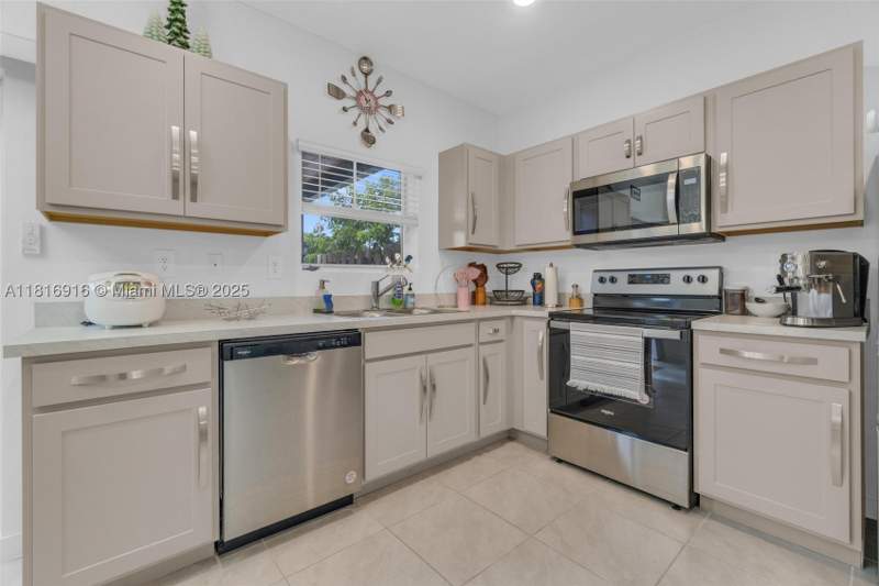 3 bedroom Townhouse at 504 NE 1st Dr, Florida City Park Rev, Florida City — photo 5