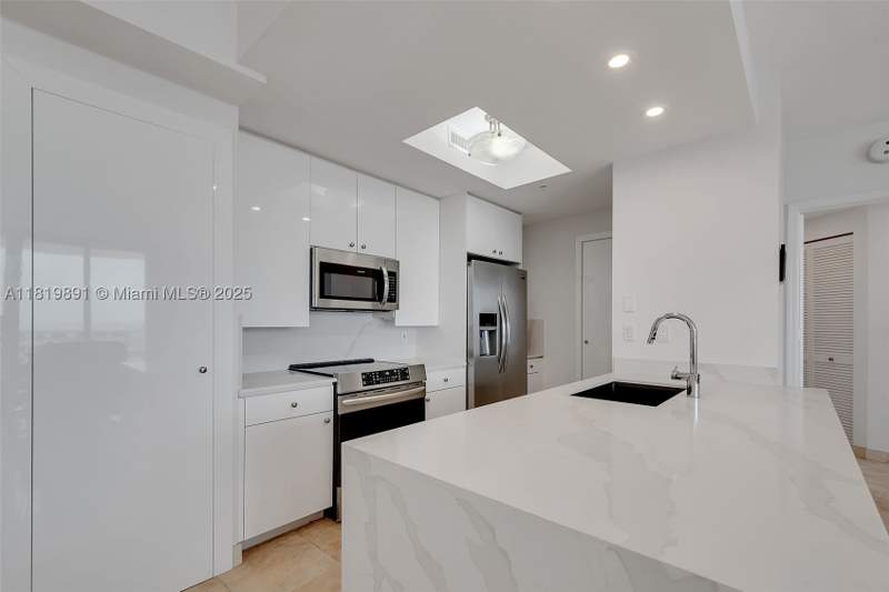1 bedroom Condominium at 848 Brickell Key Dr 1803, Three Tequesta Point Cond, Miami — photo 4