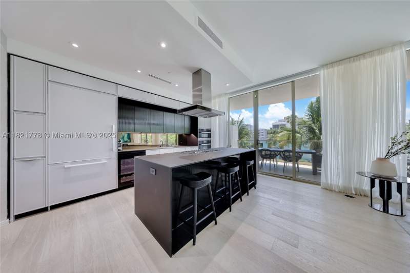 2 bedroom Condominium at 300 Collins Ave 3D, 300 Collins Condo, Miami Beach — photo 4