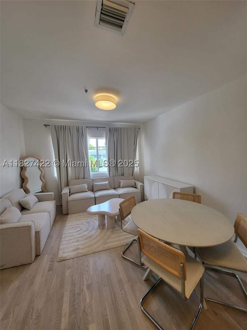 1 bedroom Condominium at 810 7th St 206, First Deco Condo, Miami Beach — photo 2
