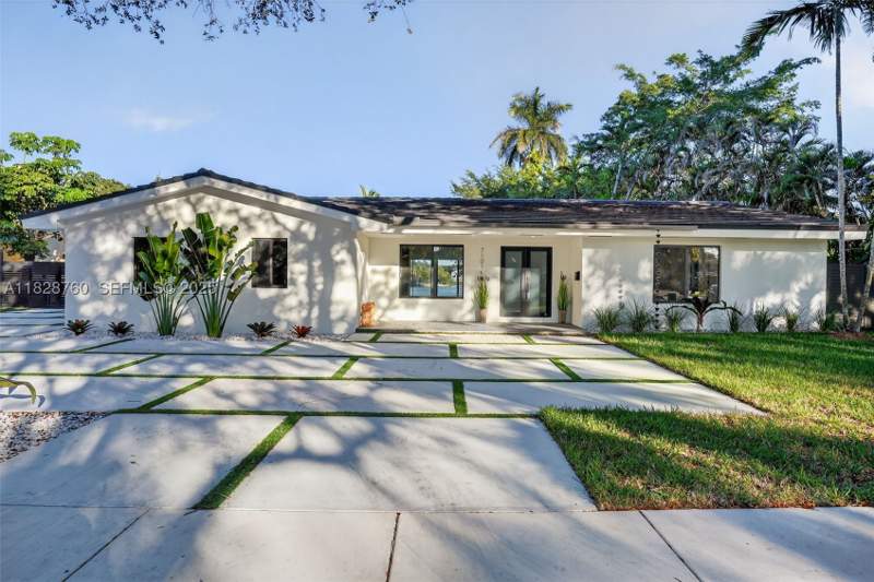 4 bedroom SingleFamilyResidence at 7101 E Troon Cir, Miami Lakes - Loch Lomond, Miami Lakes — photo 2