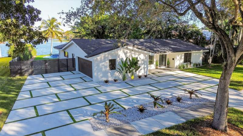 4 bedroom SingleFamilyResidence at 7101 E Troon Cir, Miami Lakes - Loch Lomond, Miami Lakes — photo 3