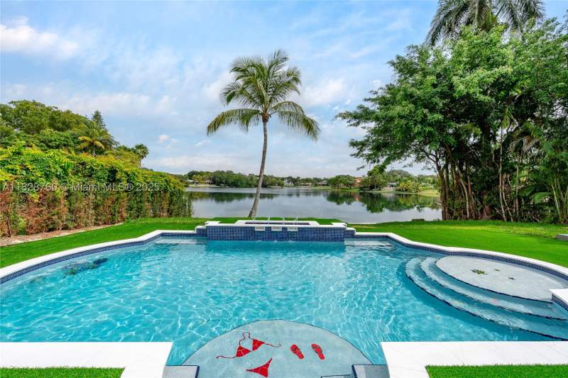 4 bedroom SingleFamilyResidence at 7101 E Troon Cir, Miami Lakes - Loch Lomond, Miami Lakes — photo 5