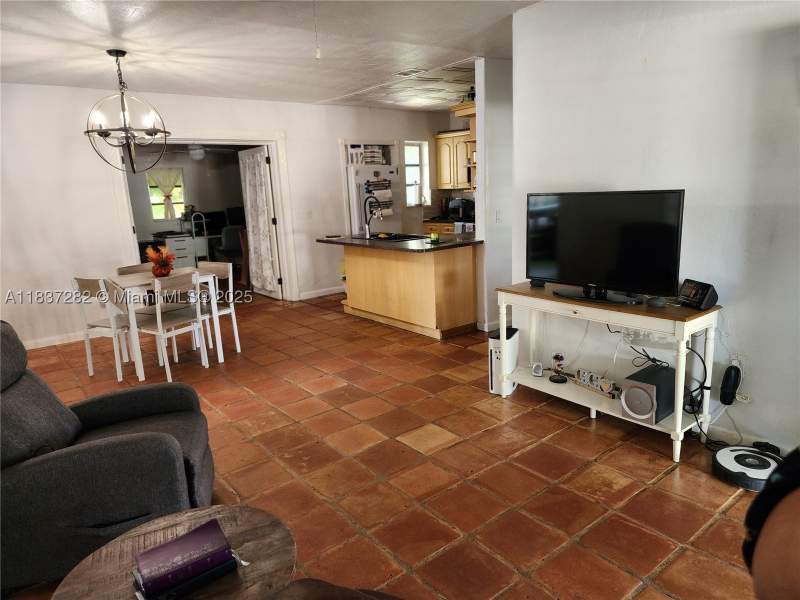 4 bedroom SingleFamilyResidence at 3521 E 8th Ave, Linden Gardens, Hialeah — photo 5