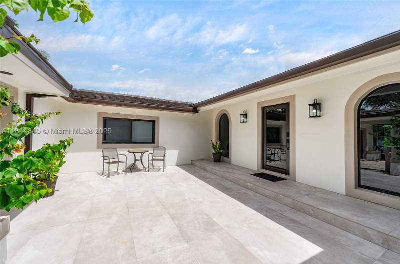 4 bedroom SingleFamilyResidence at 117 S Royal Poinciana Blvd, Pl 1 Of East Springs, Miami Springs — photo 2