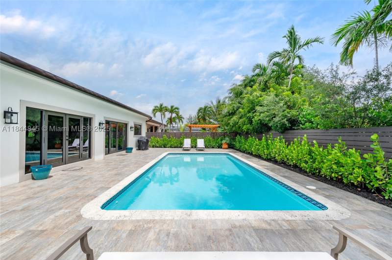 4 bedroom SingleFamilyResidence at 117 S Royal Poinciana Blvd, Pl 1 Of East Springs, Miami Springs — photo 3