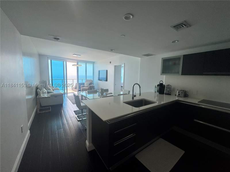 1 bedroom Condominium at 17001 Collins Ave 1002, Jade Beach Condo, Sunny Isles Beach — photo 4