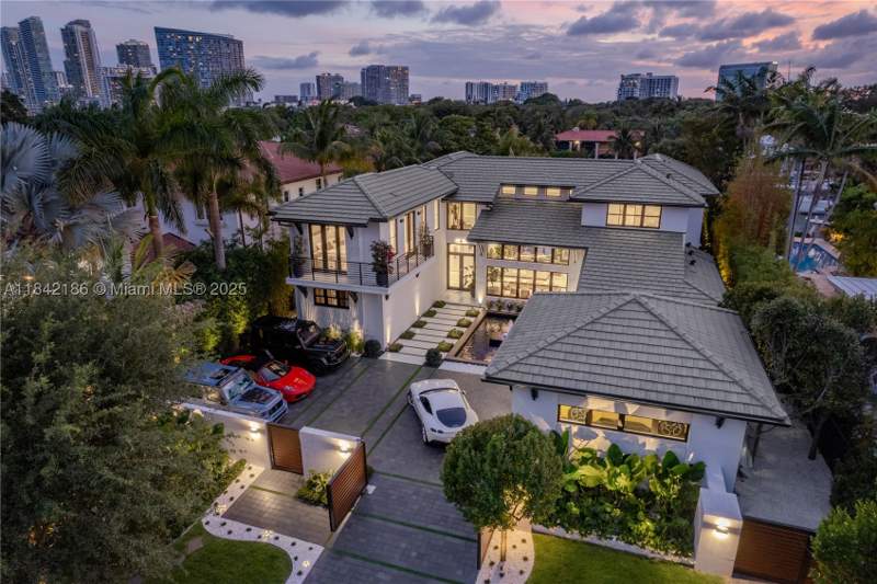 6 bedroom SingleFamilyResidence at 4241 Palm Ln, BAY POINT, Miami — photo 1