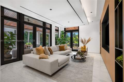 4241 Palm Ln, Miami FL - photo 8 of 99