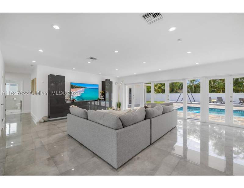 5 bedroom SingleFamilyResidence at 19810 NE 22nd av, Highland Woods Sec 1, Miami — photo 5