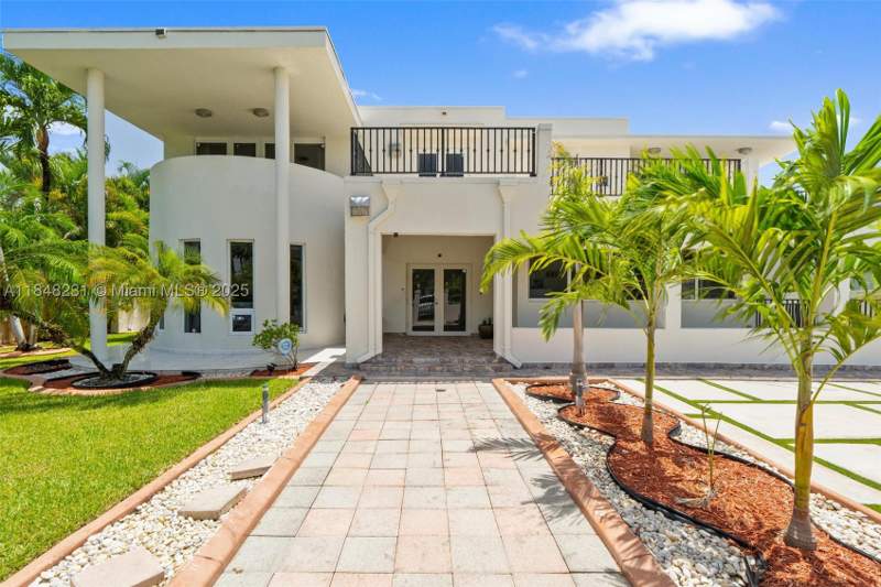 5 bedroom SingleFamilyResidence at 5045 SW 67th Ave, Blue Hgts, South Miami — photo 2