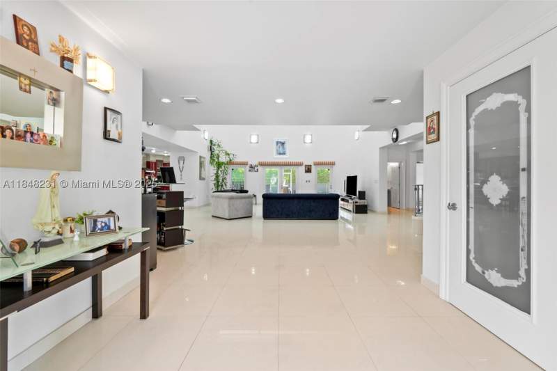 5 bedroom SingleFamilyResidence at 5045 SW 67th Ave, Blue Hgts, South Miami — photo 4